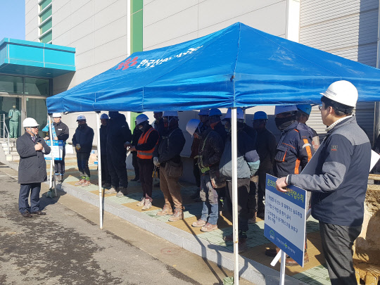 한국산업단지공단 경기지역본부가 해빙기를 맞아 관할단지(반월·시화·시화MTV 단지)를 대상으로 '산업단지 해빙기 재난안전 유관기관 합동안전캠페인'을 17일 실시했다. 이번 캠페인은 전문적이고 철저한 입주업체 안전관리를 위해 한국산업안전보건공단과 합동으로 단지 내 착공한 입주업체(시공사) 56개 건설현장을 대상으로 안전사고를 예방하고 안전 경각심을 고취하고자 이뤄졌다. 산단공 경기본부 제공